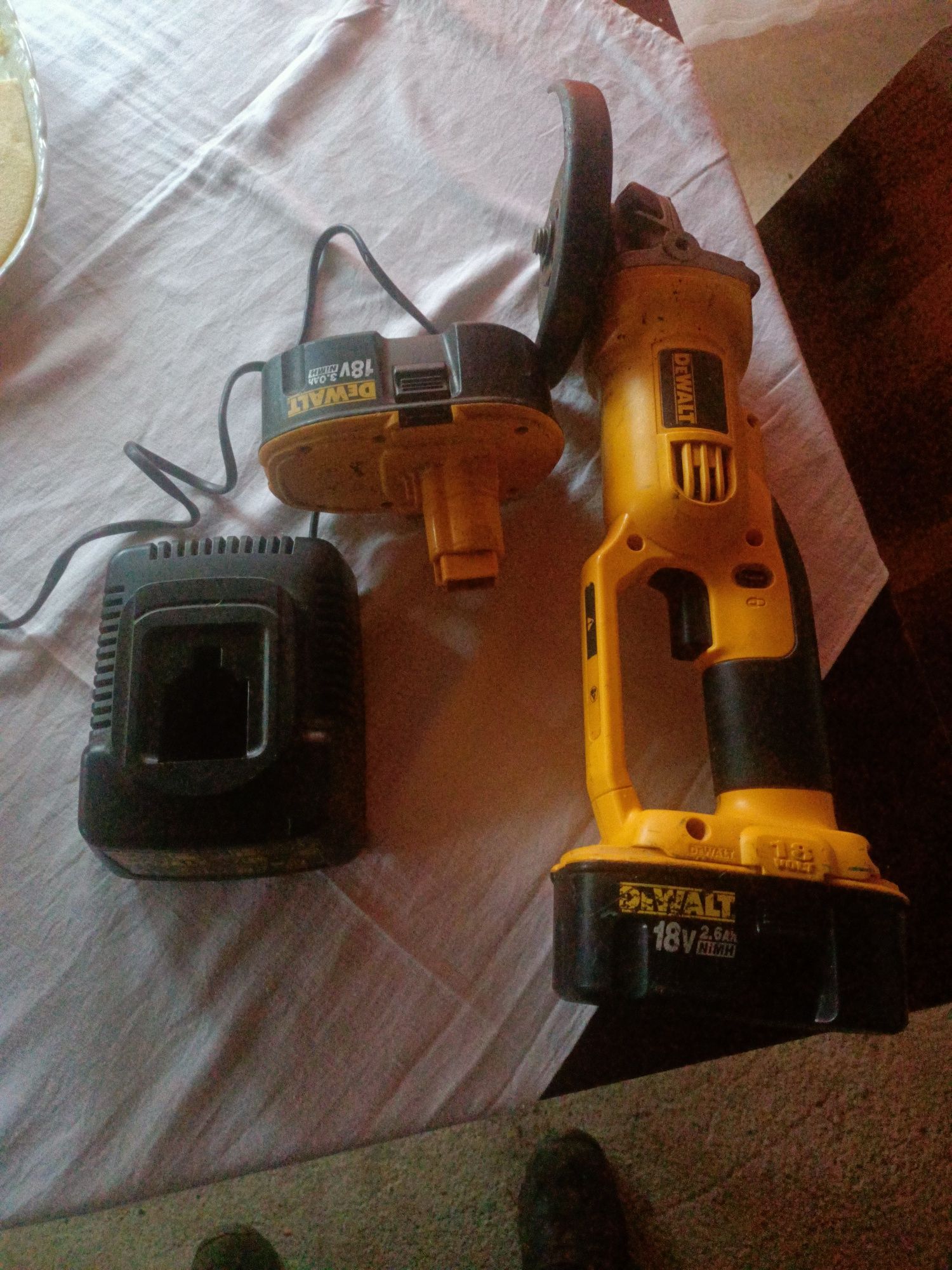 Vând flex pe baterii Dewalt