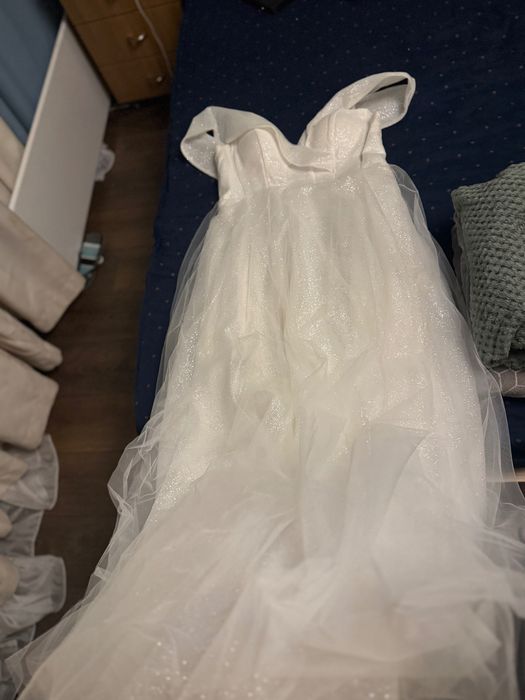 Сватбена рокля с брокат и тюл