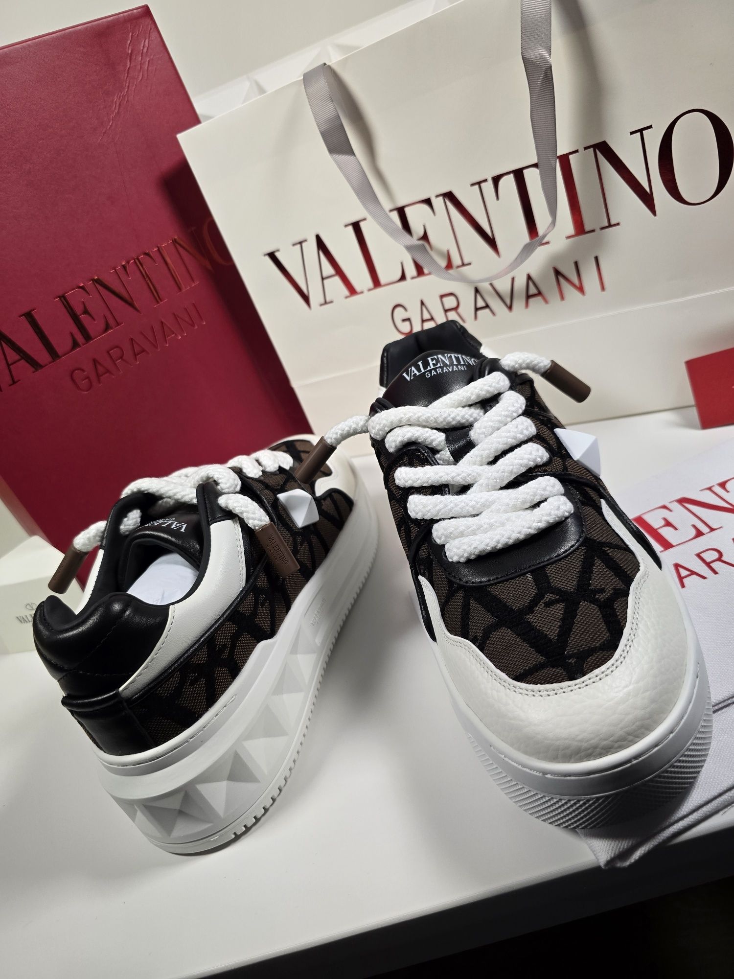 Обувки Valentino