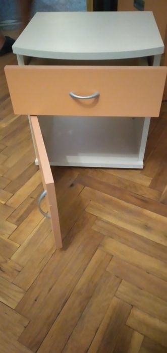 Шкафчета в два цвята, оранжев и ванилия