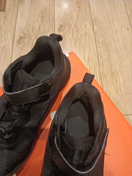 Adidasi Nike de alergare