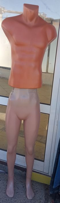 Vând 1 buc bust bărbați și 1 buc picior dama din plastic
