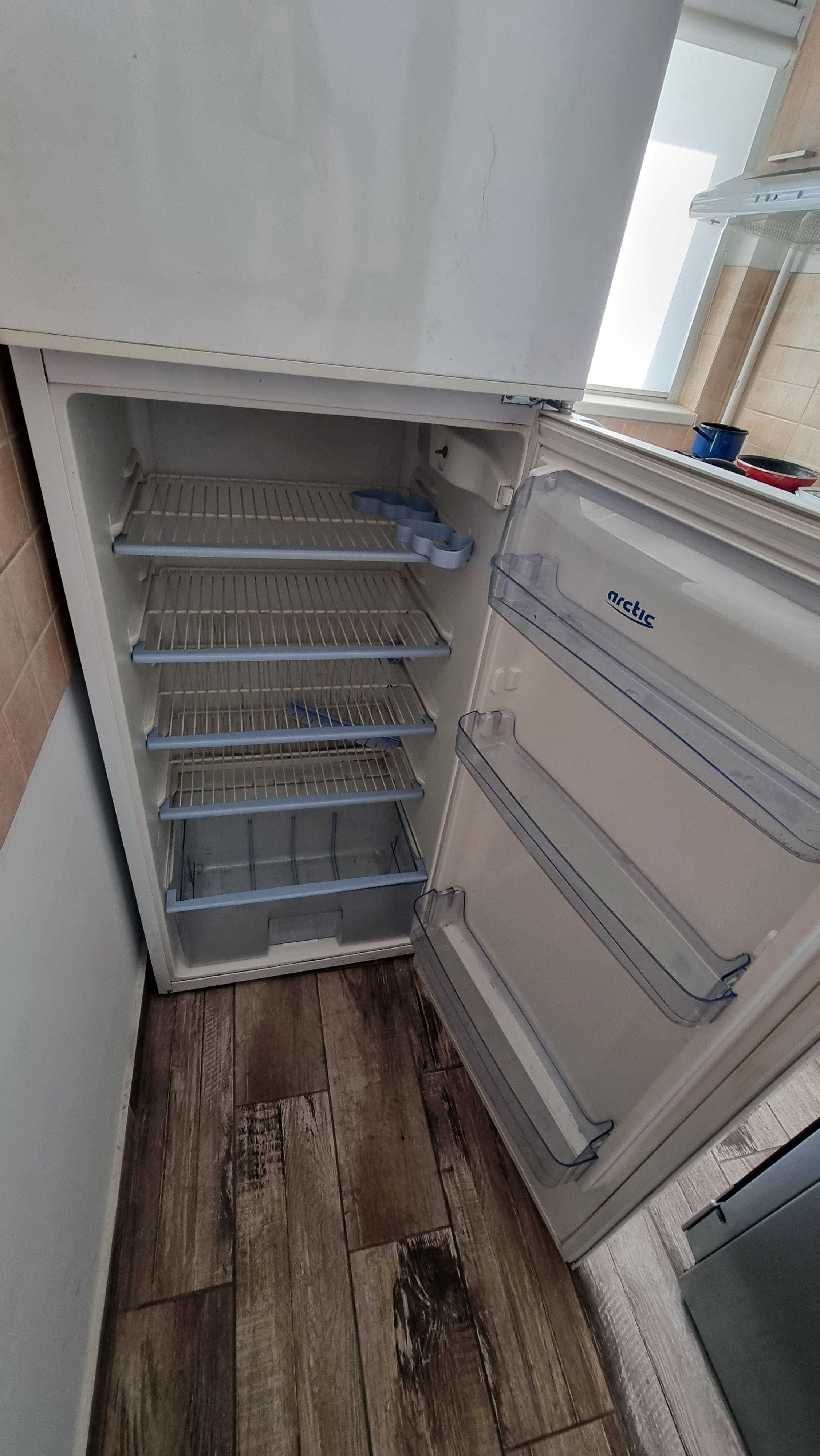 Frigider Arctic cu congelator stare foarte buna