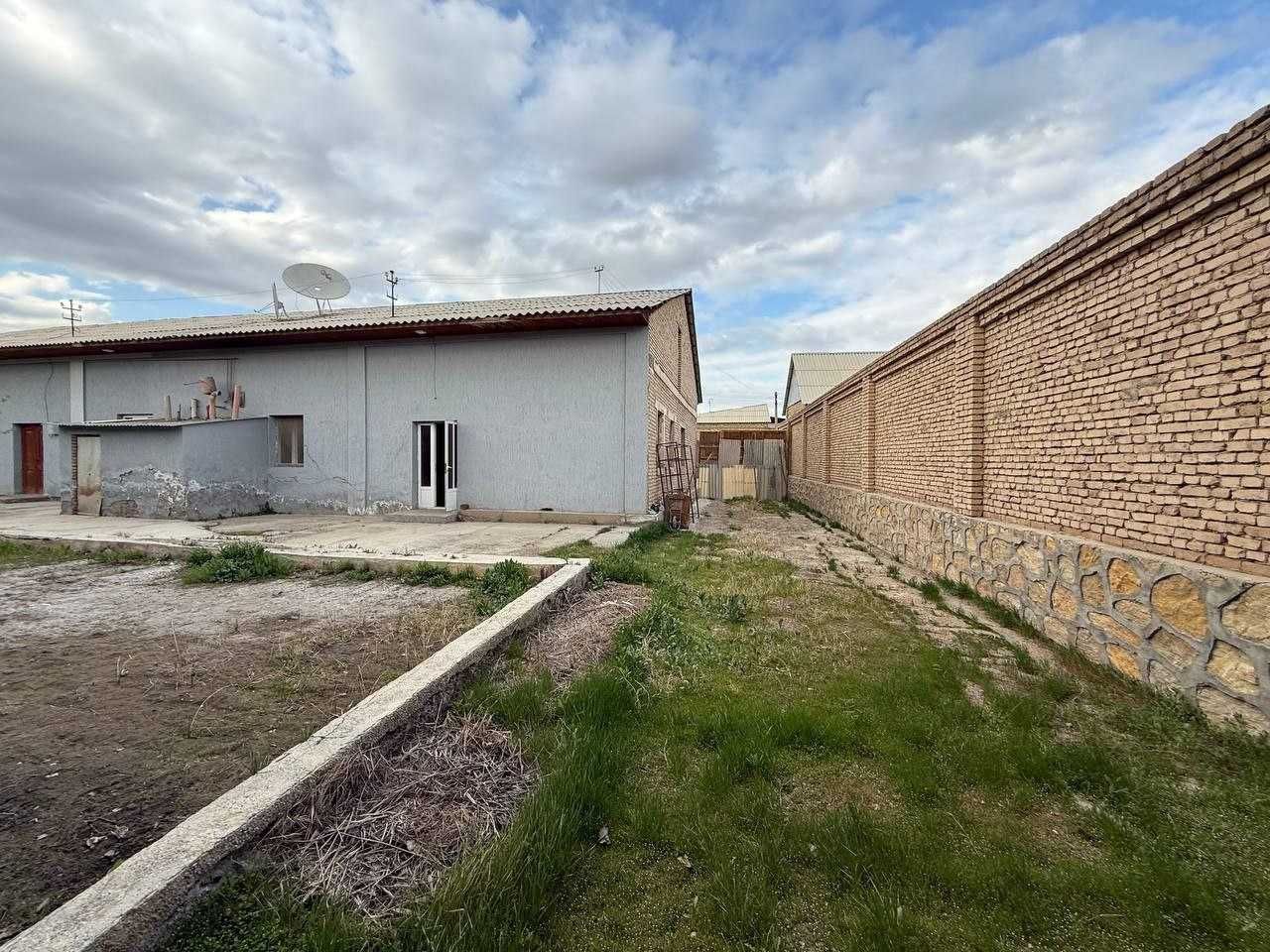 Tayyor 5.5 sotiqli hovli sotiladi.