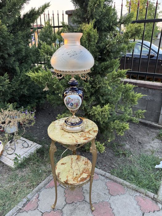 Lampa deosebita din portelan pictat si ornamente din metal aurit