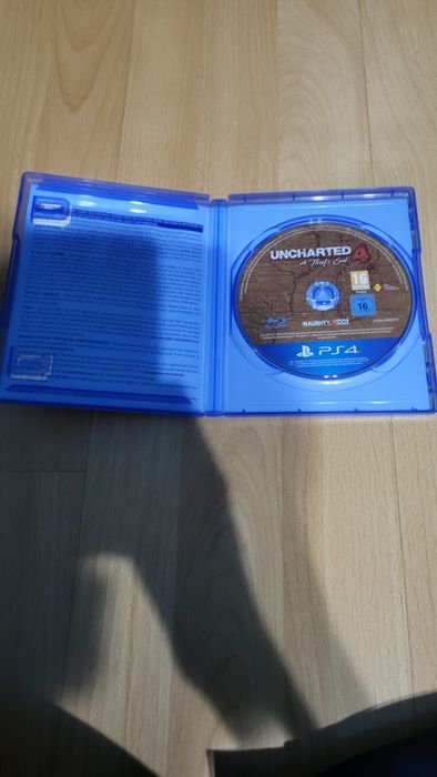 PS4 SLIM 1TB с 6 игри и периферни устройства