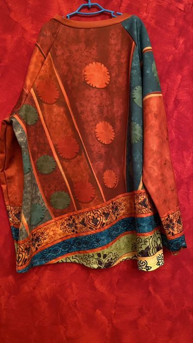 Bluza colarata potrivita pentru primavara/ toamna!