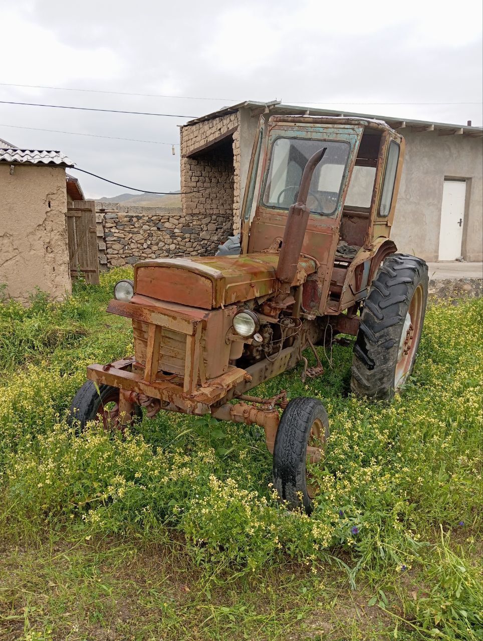 28 traktor sotiladi