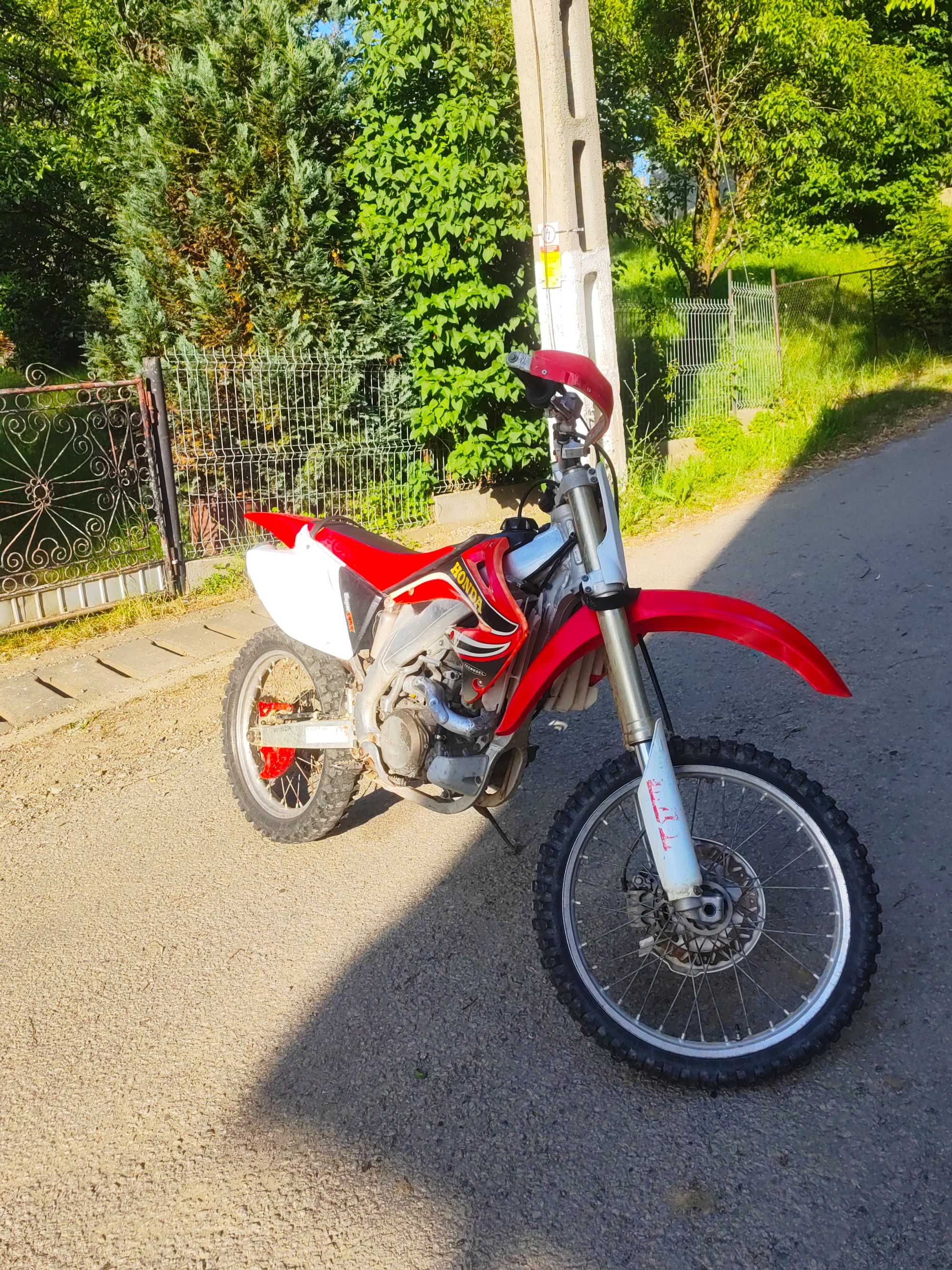 Un Honda CRF 450 curat si   gata de explorat.