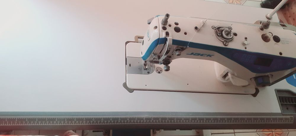 Vand masina de cusut JACK în stare foarte buna