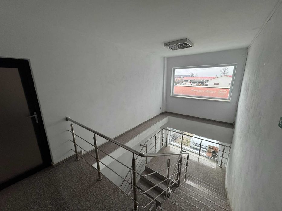 Proprietate industriala de inchiriat 2600 m2 utili : HALA + BIROURI