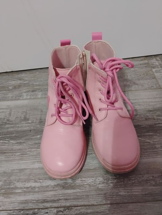 Продавам много готини розови боти 34 номер