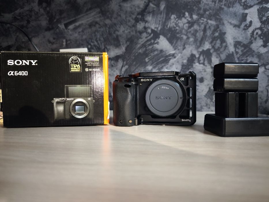 Sony a6400 +35мм 1.8 + клетка