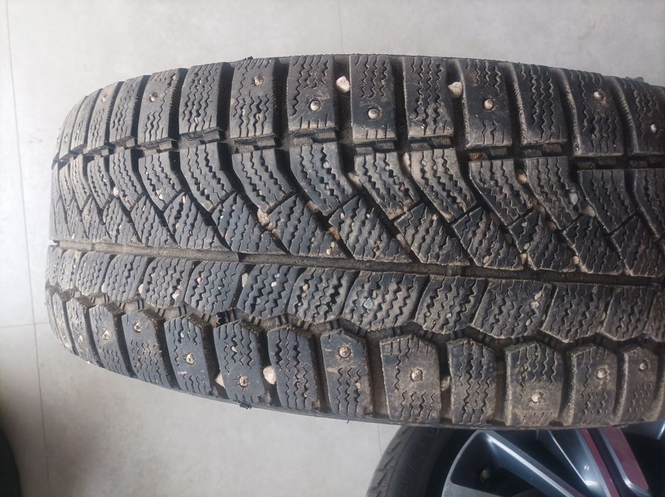 Продам зимние шины 215х55х17 Viatti