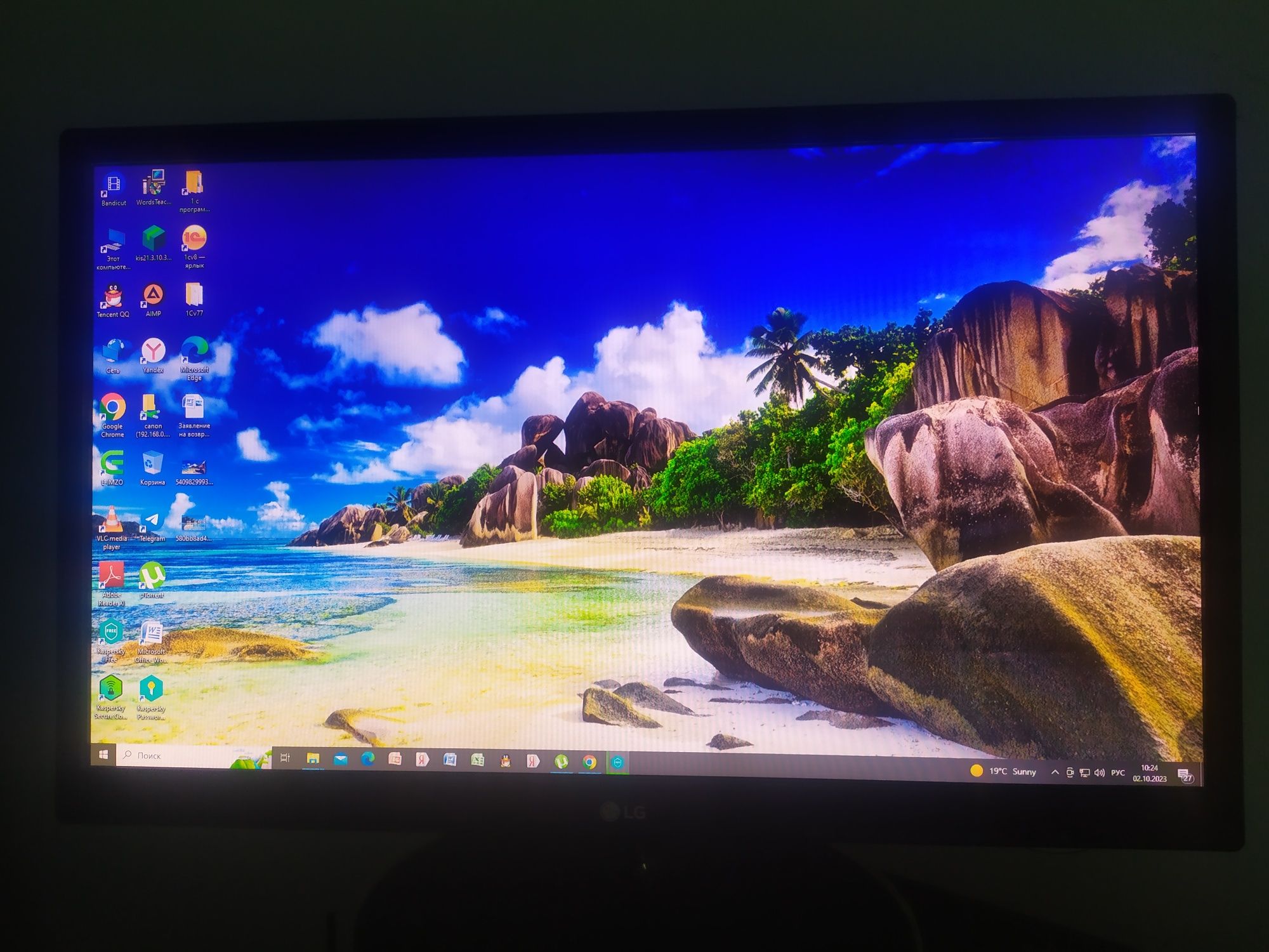 Продам мониторы LG 22 19 дюймов клавиатура Avtech KL23MU