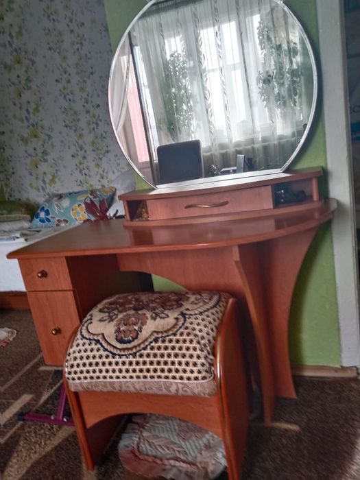 Продам трюмо с пуфиком