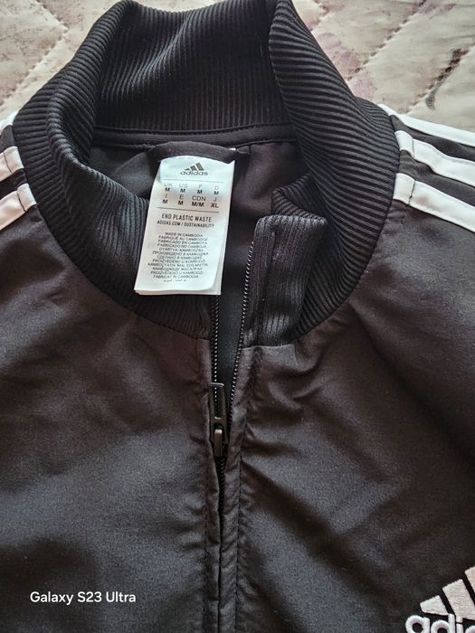 Продавам анцунг адидас