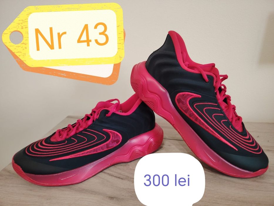 De vânzare pantofi sport diferite modele