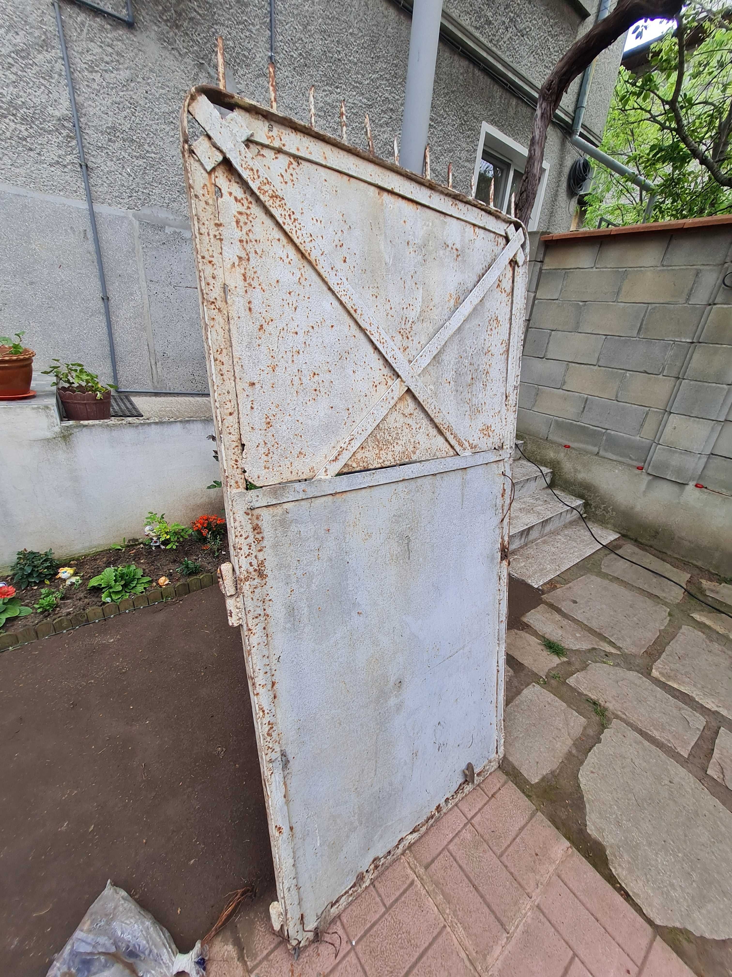 Продавам дворна метална врата.