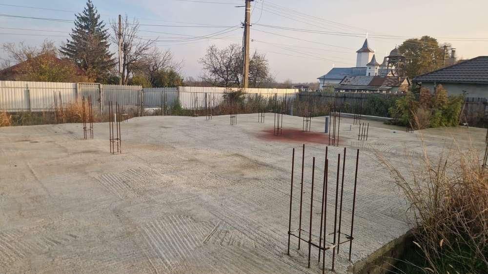 Vând teren cu fundație