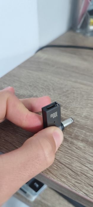 Адаптер за зареждане към лаптоп