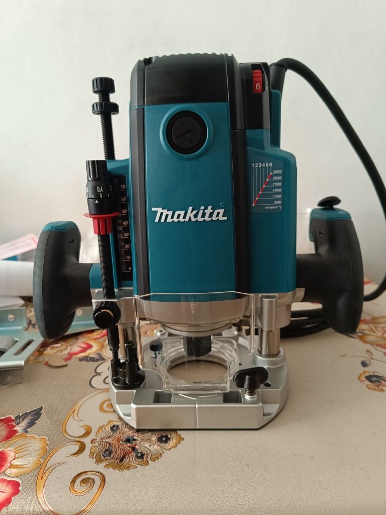 Фрезер makita RP2302FC