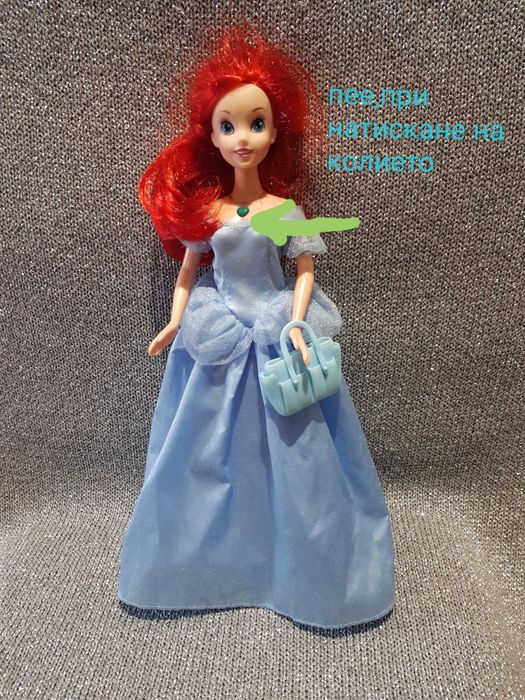 Кукли Барби от близкото минало. Куклите са ползвани с нормални следи о