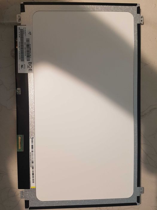 Display 14” FHD si 15,6 inch HD laptop