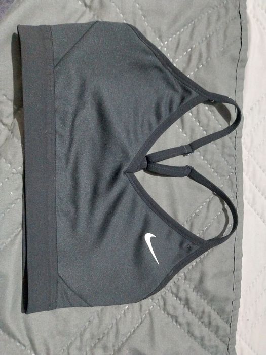 ДАМСКИ СПОРТЕН СУТИЕН NIKE 

Dri-fit технология,