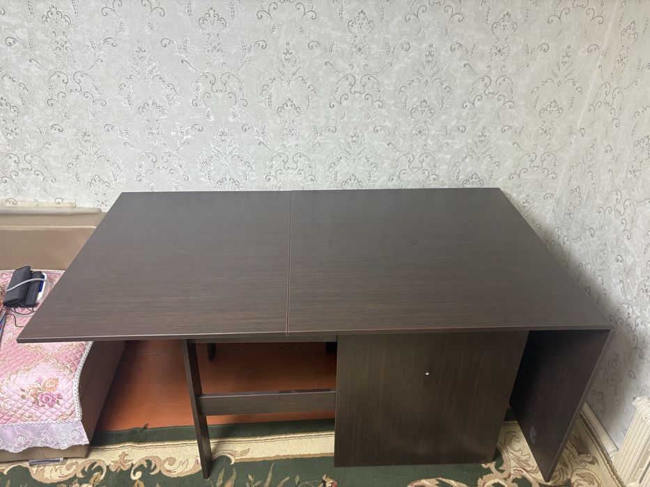 Стол в очень хорошом качестве , продаем связи  переездом