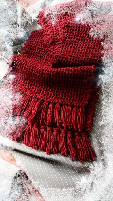 Шарф сочного вишнёвого цвета связанный крючком.