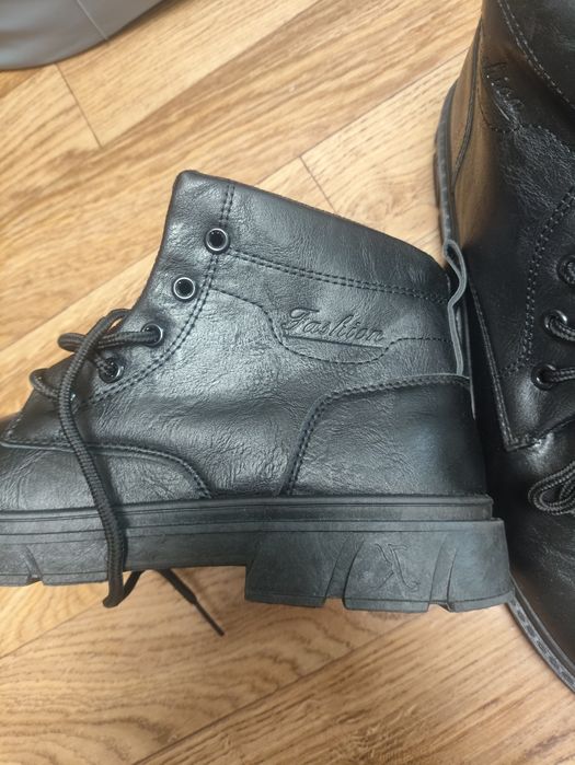 Продам ботинки осенние