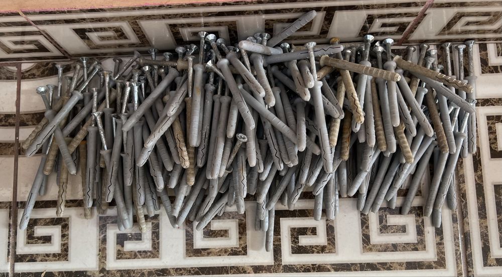 Vand suruburi pentru constructi