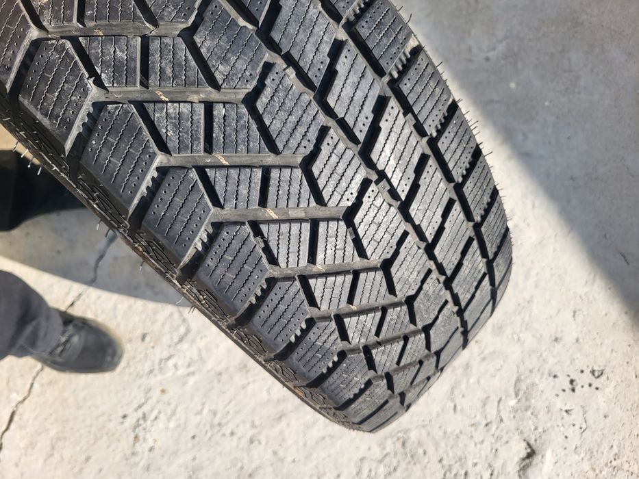 Шины зимние 245/50/R20