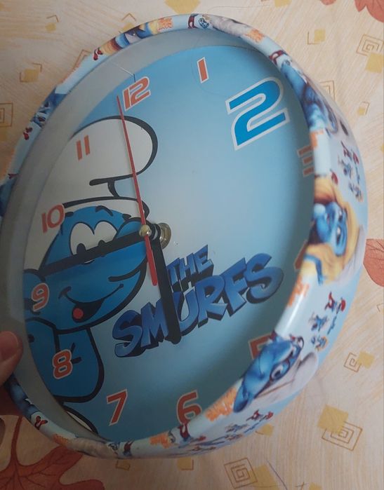 Стенен часовник със смърфовете