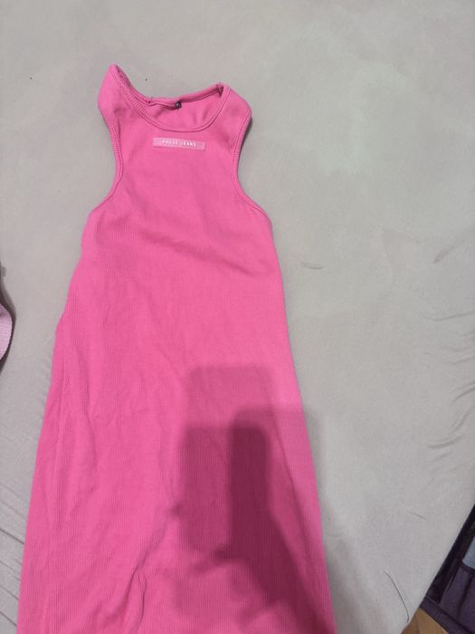 Розова рокля на Pause