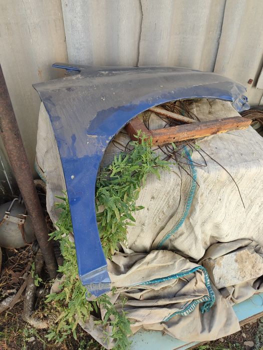 Продам правое крыло  Тойота Сиена