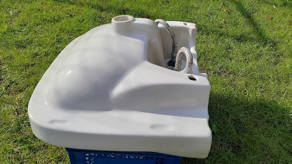 Set lavoar baie ceramica. 2 x Suporti Fixare. Baterie. 2 x Racorduri