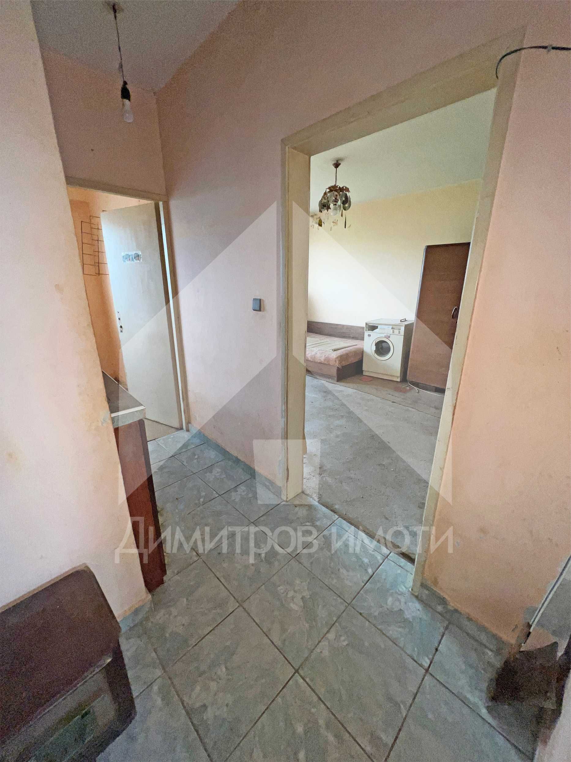 Продава ЕДНОСТАЕН апартамент тип гарсониера в гр. Нови пазар! Саниран!