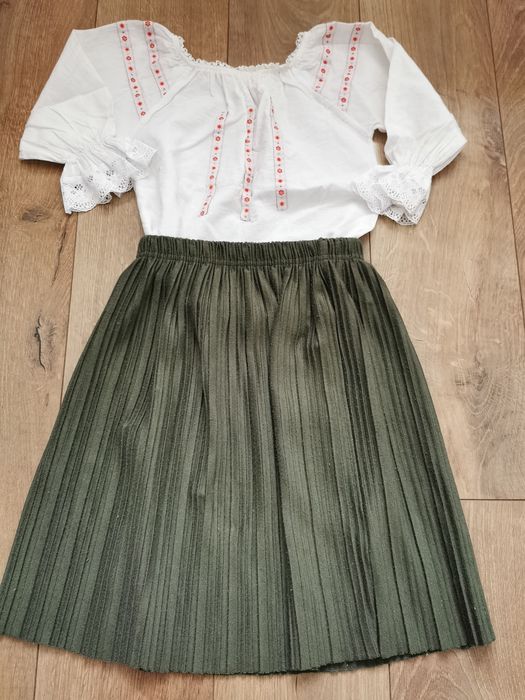 Set bluziță tip ie și fustiță plisată Reserved, mărime 110-116.