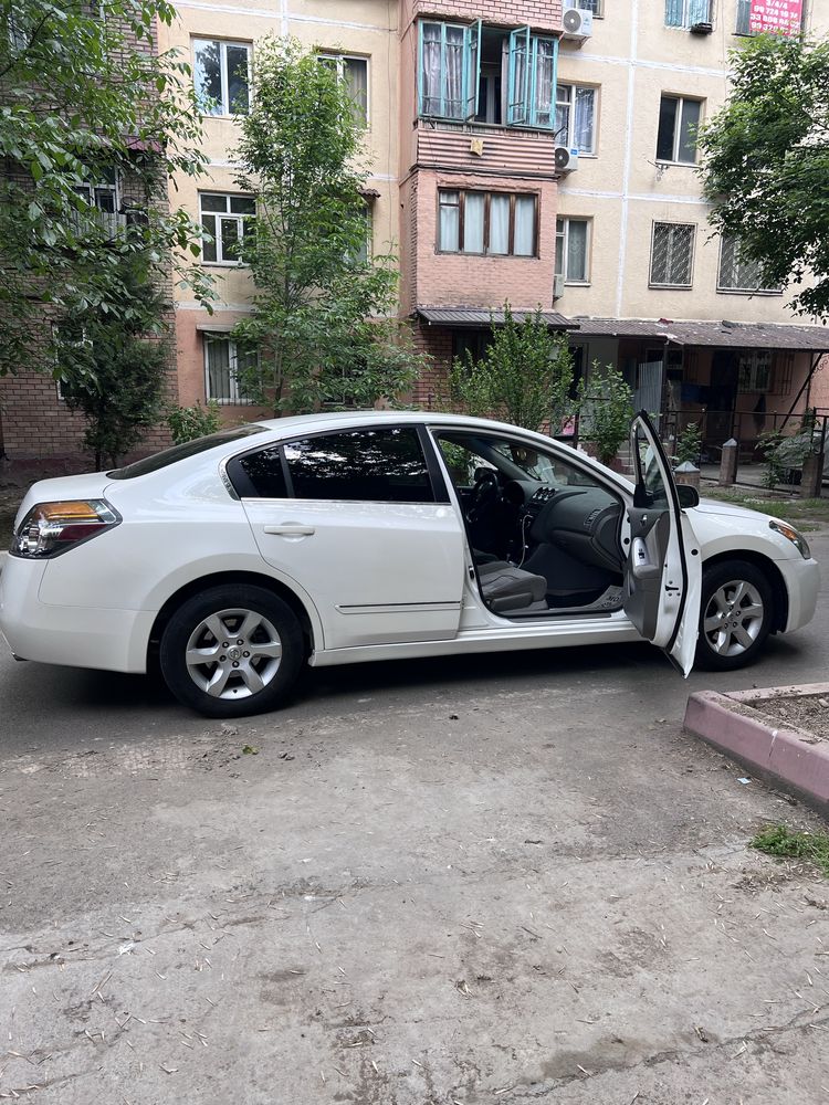 Nissan altima sotiladi holati idal propan gazlari bilan turibdi