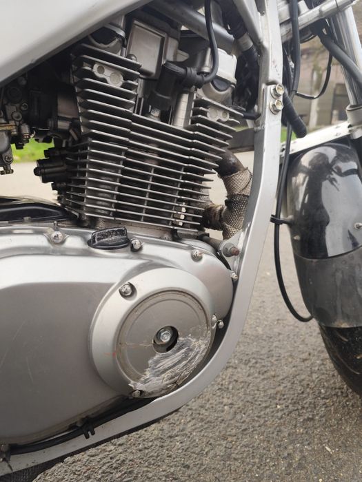 Vând motocicleta Suzuki