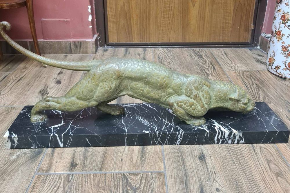 Sculptura din bronz patinat pe soclu din marmura, Pantera, D.H