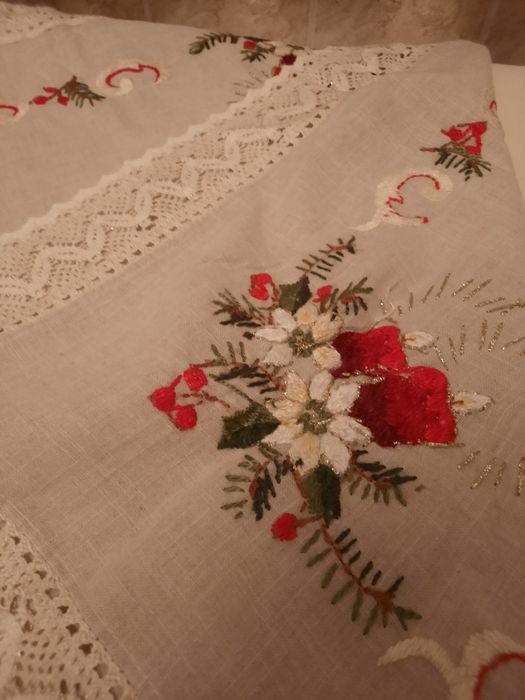 Fata de masa de Crăciun cusuta manual