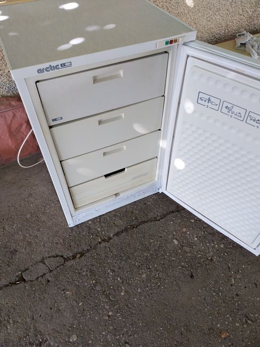 Congelator cu 4 sertare în stare buna