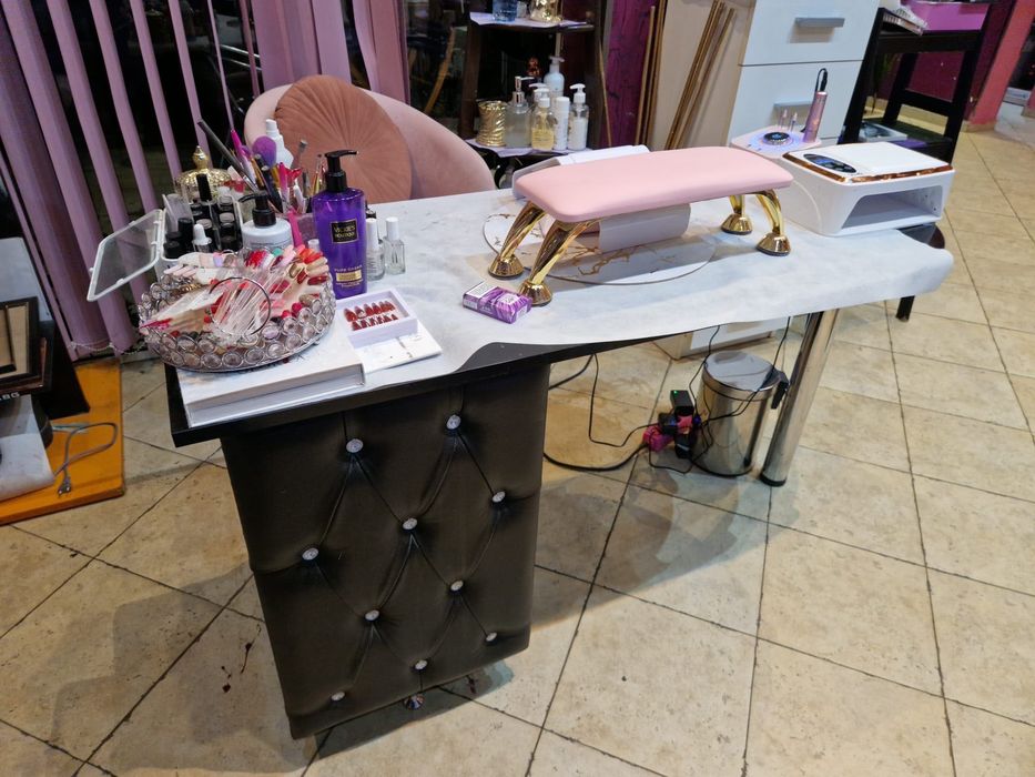 Бюро за маникюр запазено