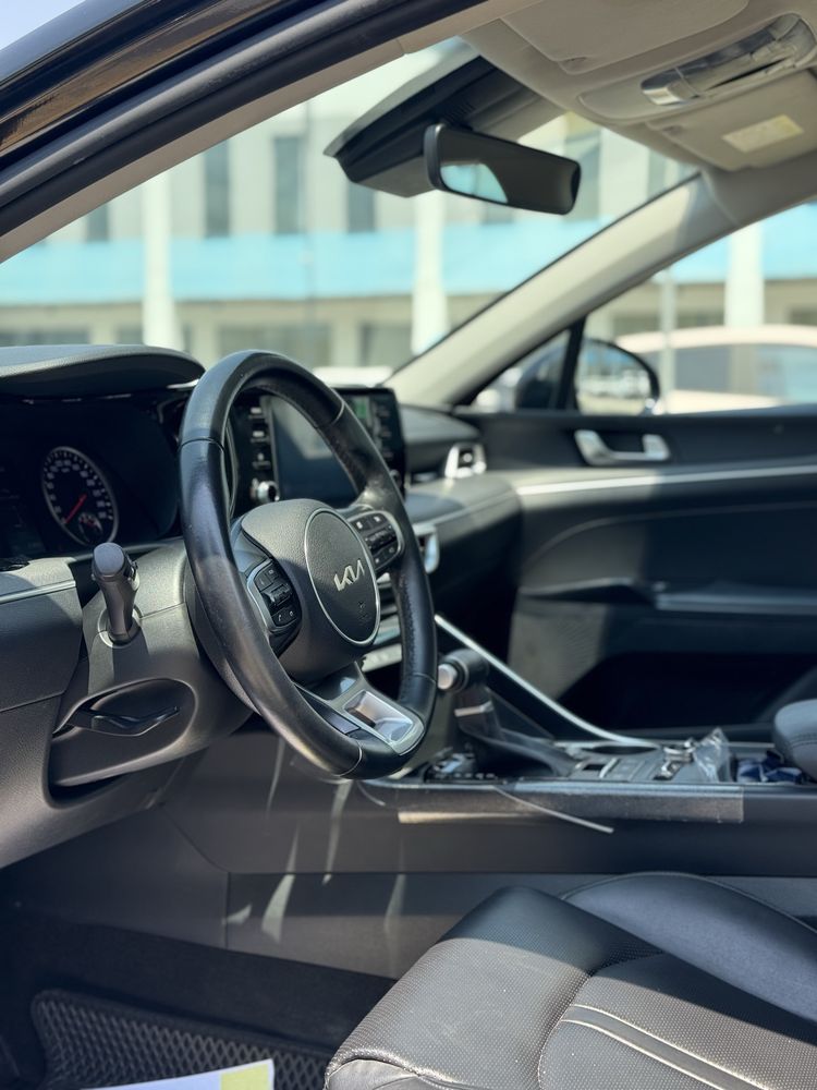 Kia K5 2023 lyuksiz pozitsiyasi