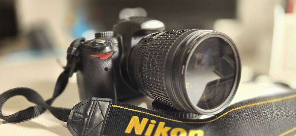 Nikon D5000 cu obiectiv Nikon 18-105mm DX