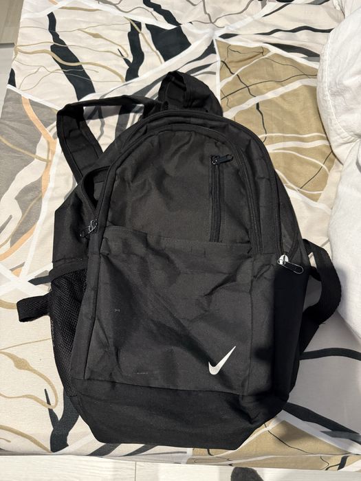 Раница nike с малък проблем