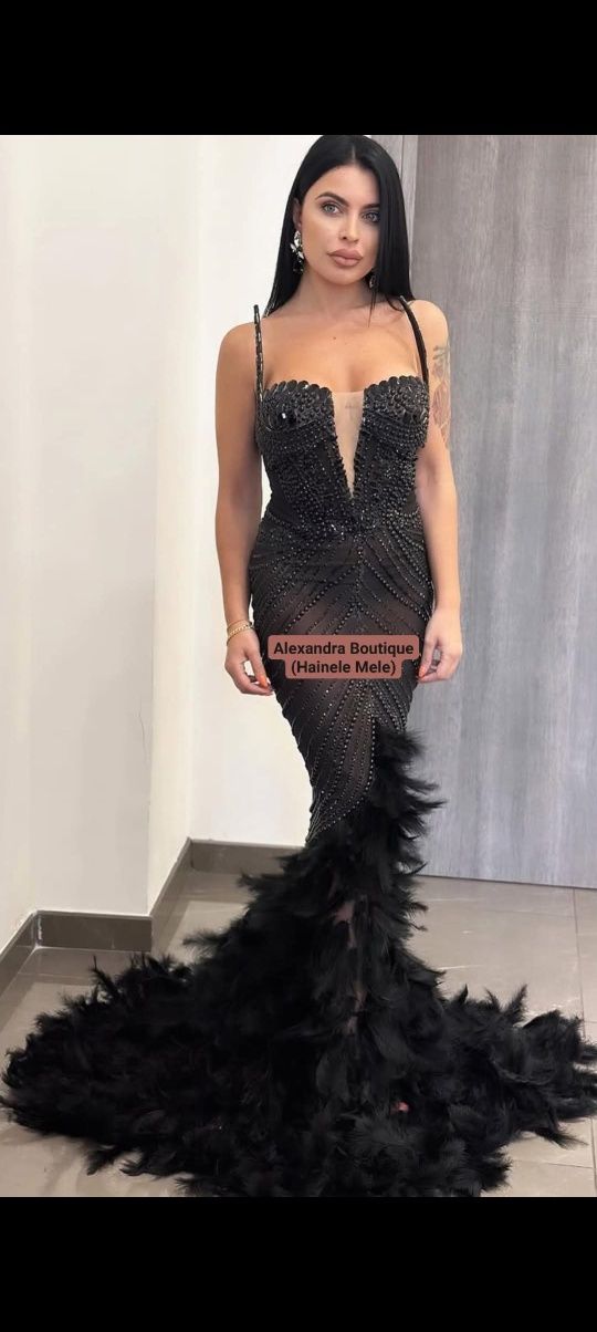 Rochie de seara cu pene si cristale